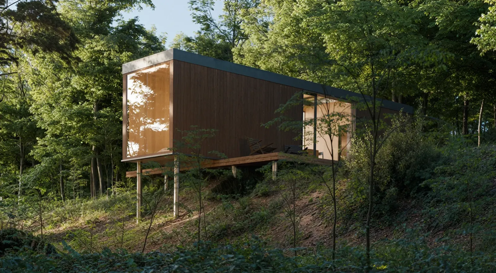 Une tiny house en bois sur pilotis, au cœur d'une forêt, ses baies vitrées éclairées.